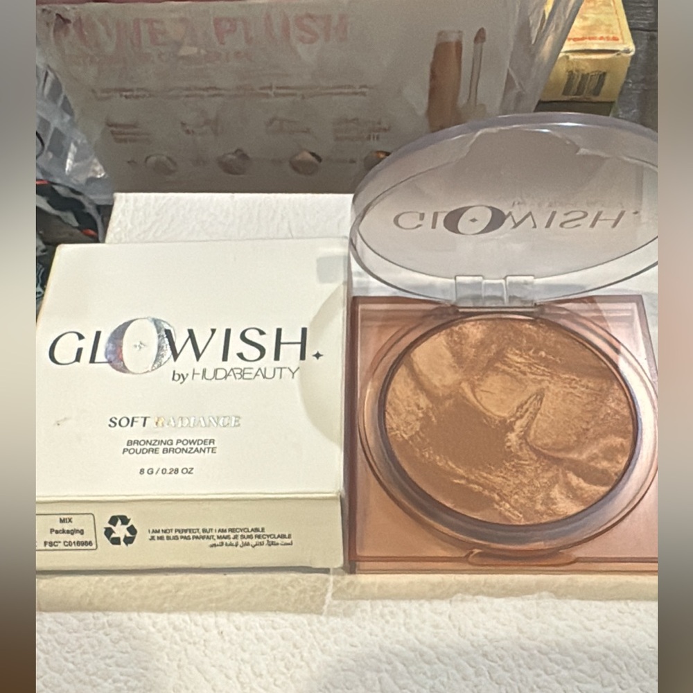 Huda Beauty Glowish Soft Radiance Bronzer in Light 01 BNIB